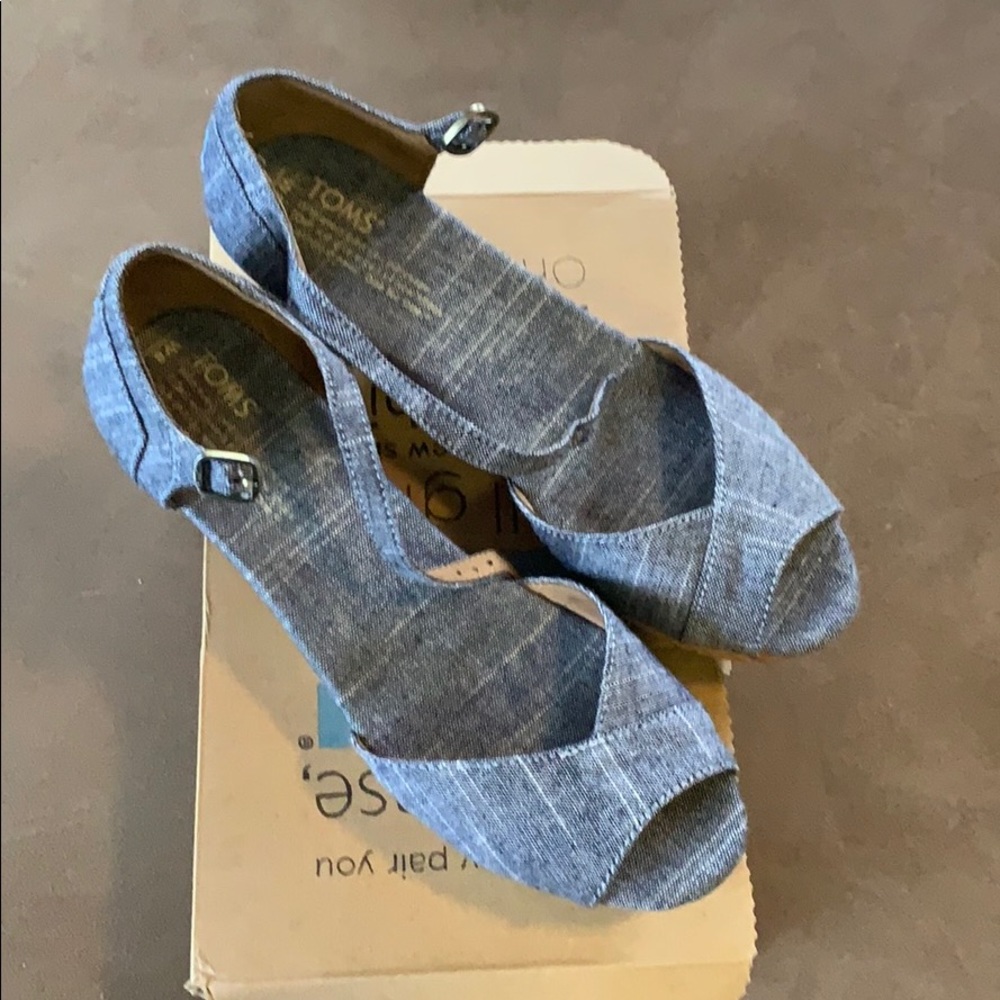 TOMS size 8 Wedges